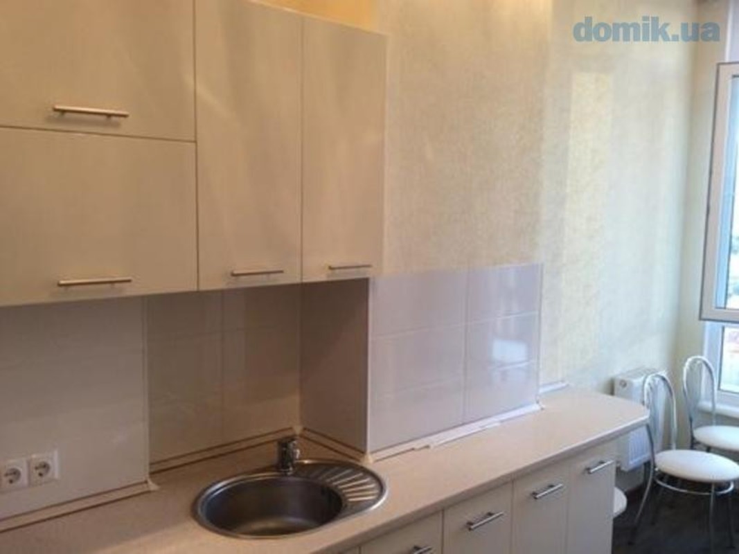 Rent out 1-room apartment. Киев, Жилянская — photo 3