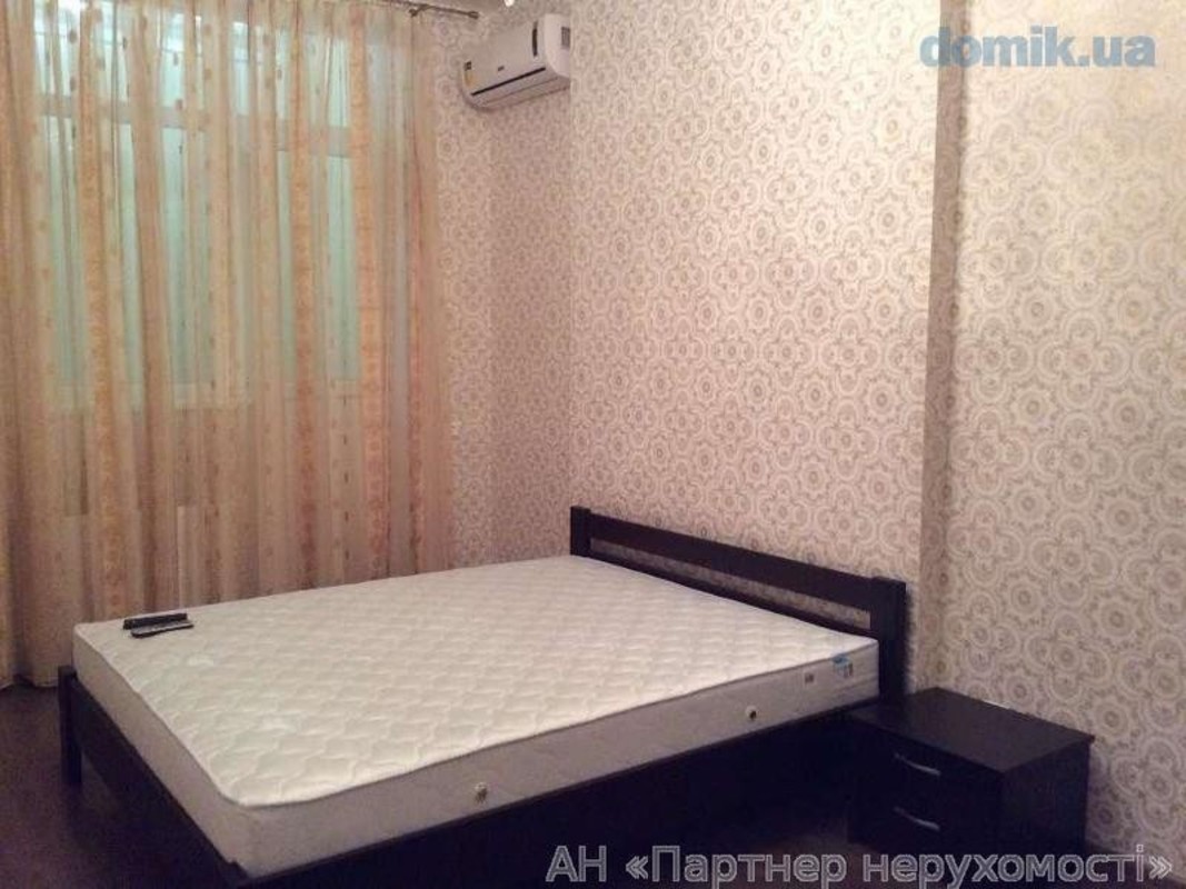 Rent out 1-room apartment. Киев, Жилянская — photo 1