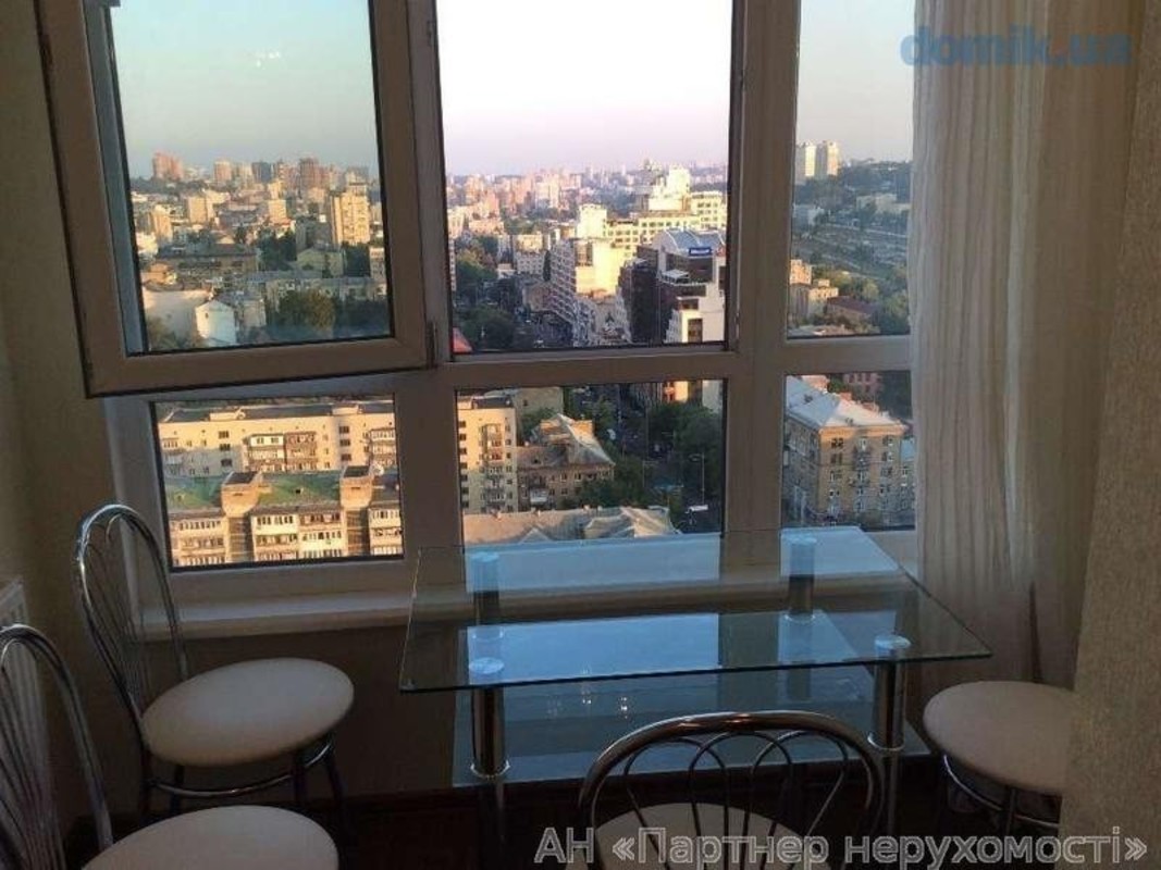 Rent out 1-room apartment. Киев, Жилянская — photo 4