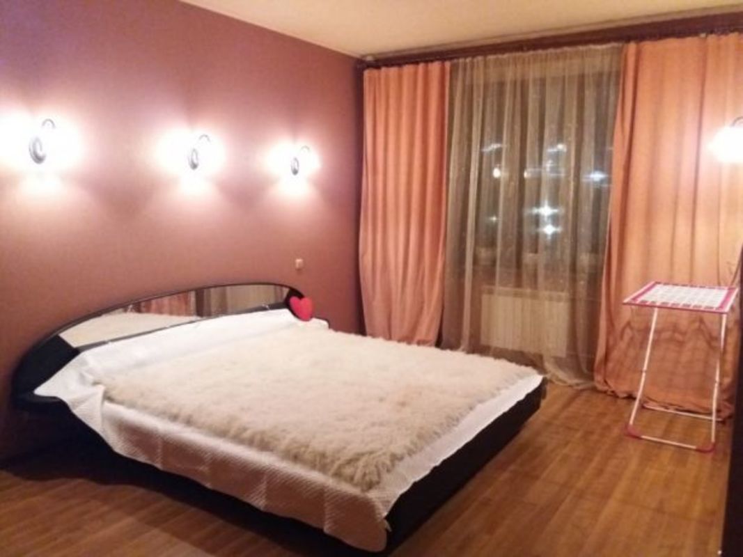 Rent out 2-room apartment. Киев, Дружбы Народов б — photo 1