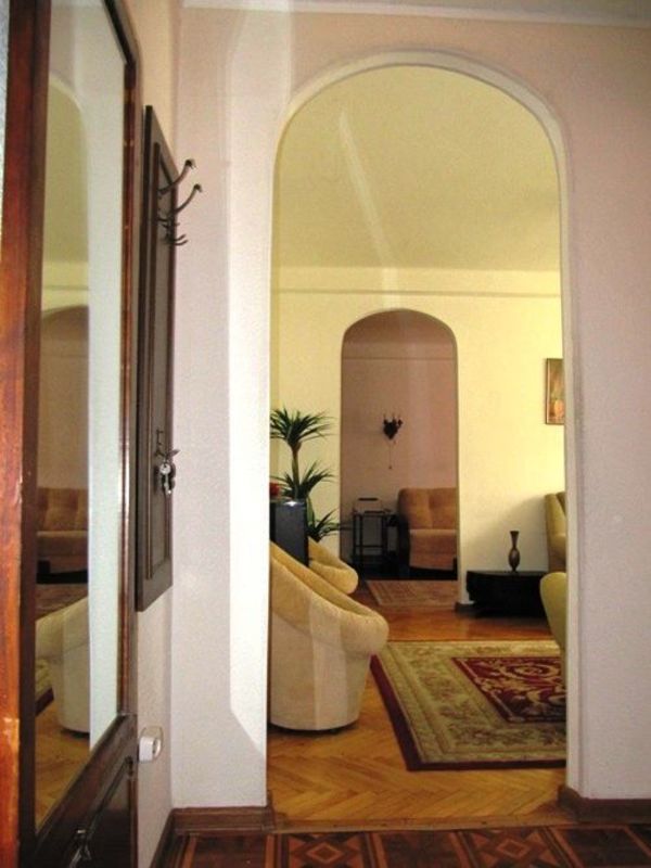 Rent out 2-room apartment. Киев, Леси Украинки бульв. — photo 2